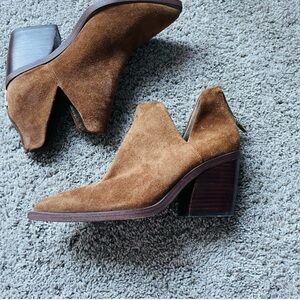 Vince Camuto Pointy Toe Ankle Booties Size 7 mint condition